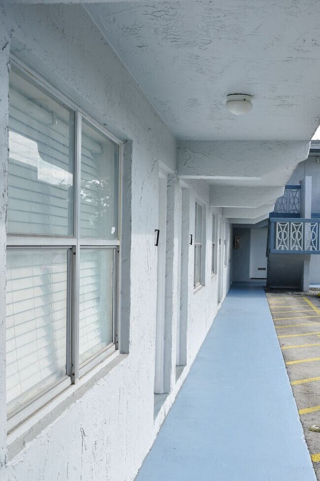 Building Photo - For Rent 1/1 for $1,550 near Miami Interna...