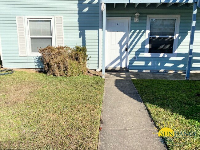 Primary Photo - Great 2 Bedroom First Floor Unit