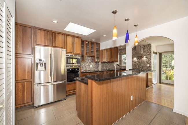 Building Photo - Elegant 3 Bed 2 Bath Home, Beautifully Remodeled in 2011