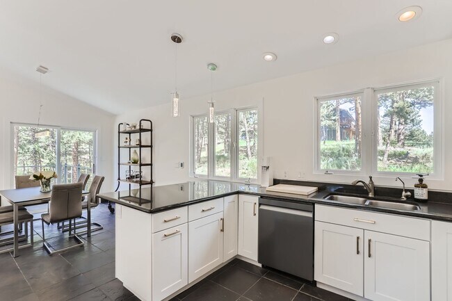Building Photo - GORGEOUS 4BD/ 3BA MOUNTAIN HOME in Boulder, CO- Available 7/10/26!