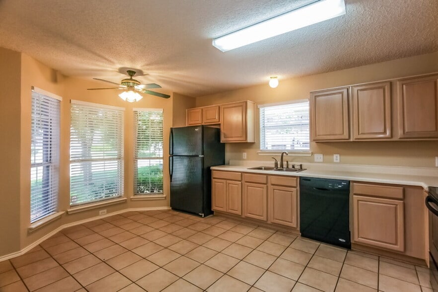 Building Photo - 8112 Broken Arrow Rd