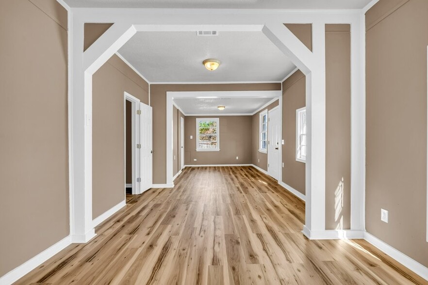 Building Photo - 433 E Jordan Ave