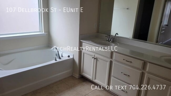 Building Photo - 107 Dellbrook St