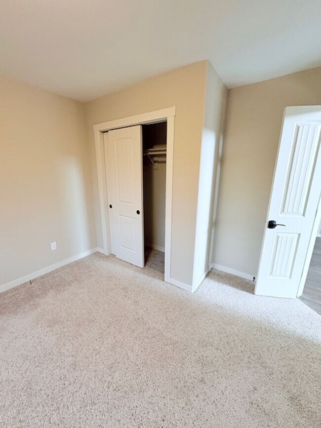 Building Photo - Stunning 3-Bedroom, 2-Bath Home with Lake Views!