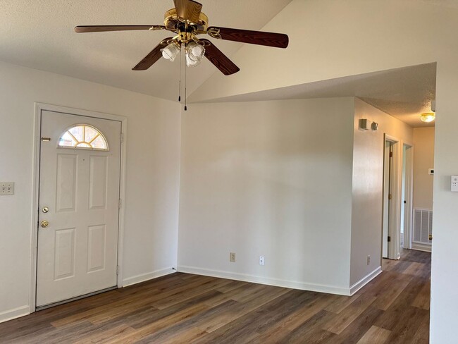 Building Photo - Convenient Location!  3 bedroom 2 bath wit...