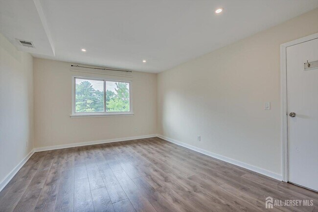 Building Photo - 60 College Dr