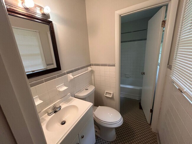 Building Photo - Brick home with 3BR, 1.5BA, garage, fenced in back yard.