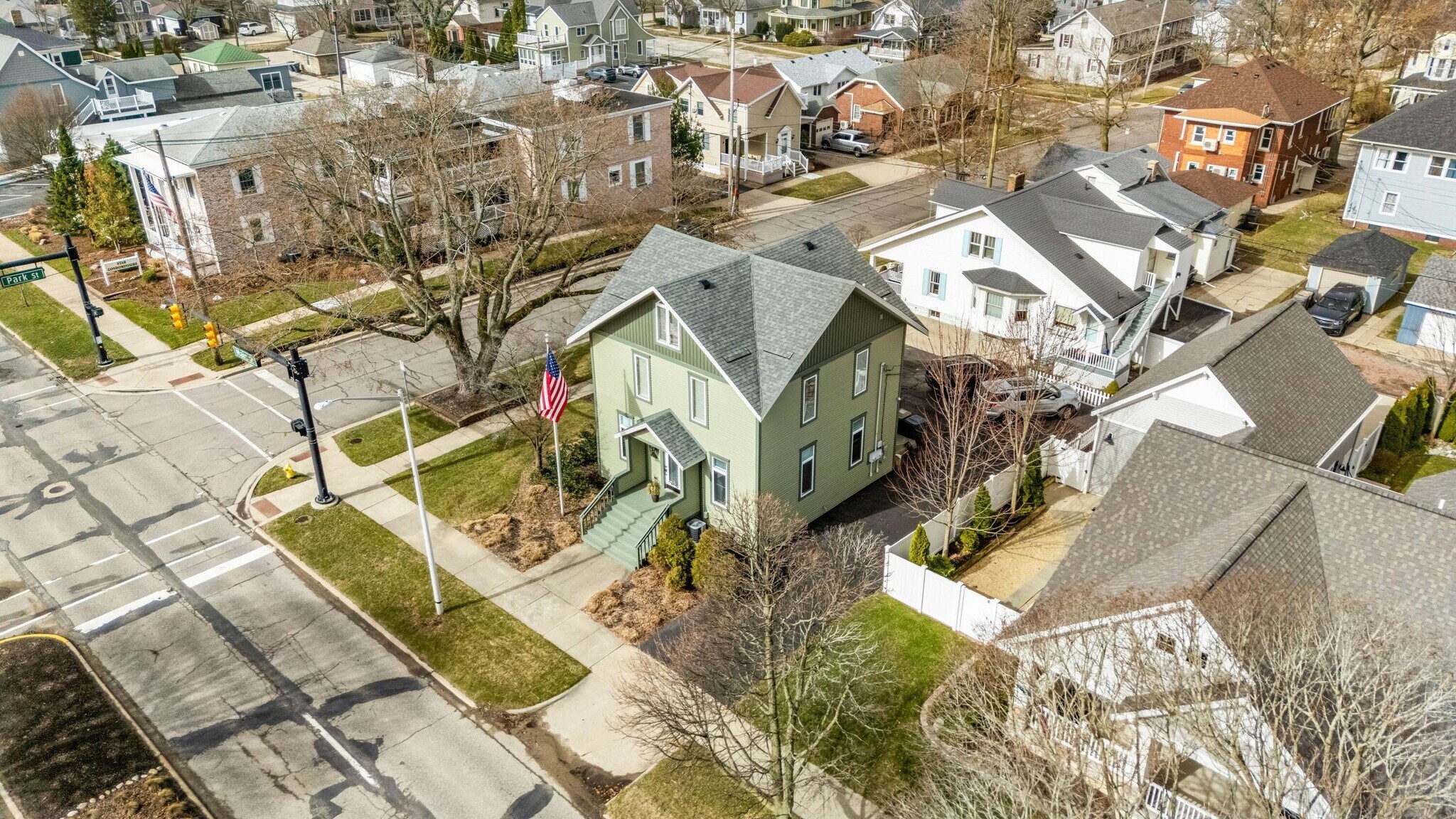 Building Photo - 720 Main St