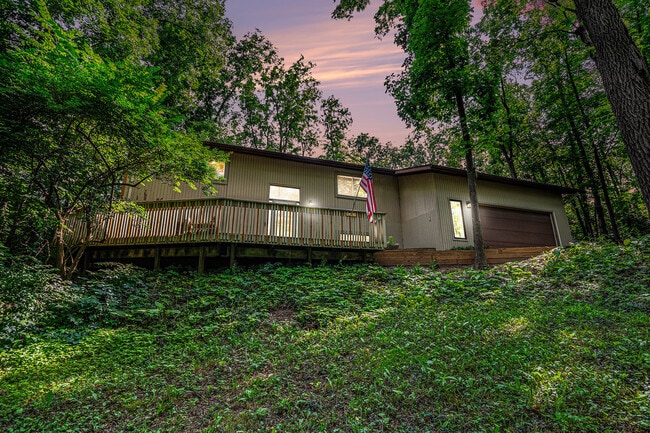Building Photo - 423 Tamarack Dr