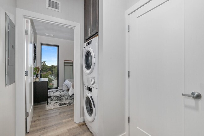 Building Photo - Victory On Leonard