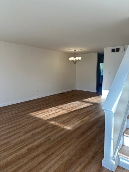 Building Photo - 517 Sally Ln