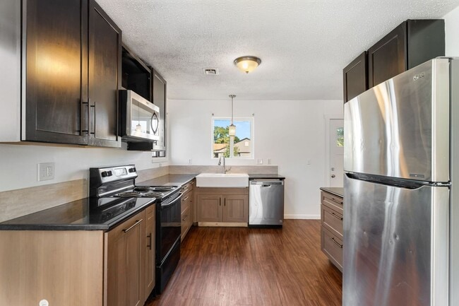 Building Photo - 4BR w/ Driveway Parking near Denver Zoo & City Park