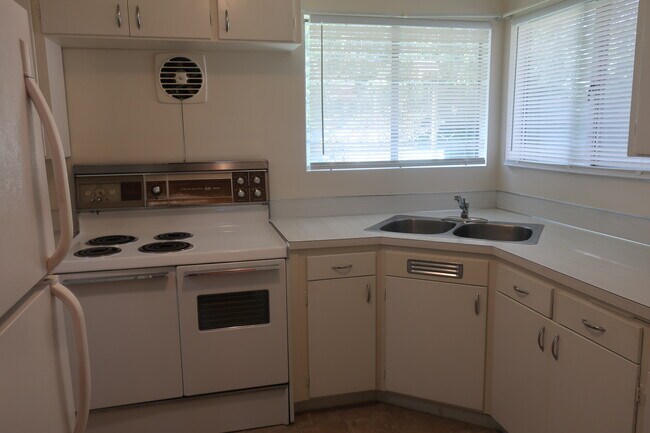 Building Photo - 121 N Miller St