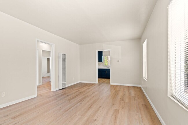Building Photo - Fully Remodeled Oakland 2 Bed w/ Off-Street Parking