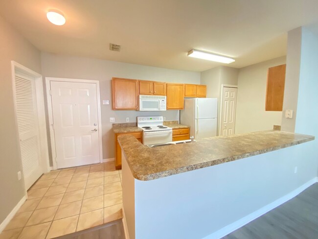 Building Photo - Beautiful 1/1 Condo in the Gated Community...