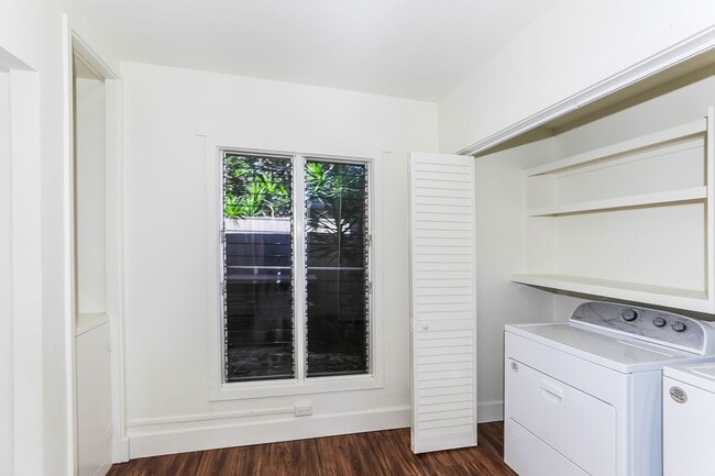 Building Photo - Kahala Avenue Beachside -  1 minute walk to beach  Recently remodeled w/fenced yard. 1 bdrm, 1 ba...