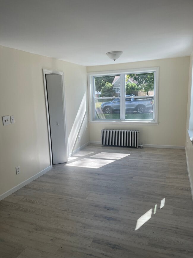 Building Photo - 27 Anthony St