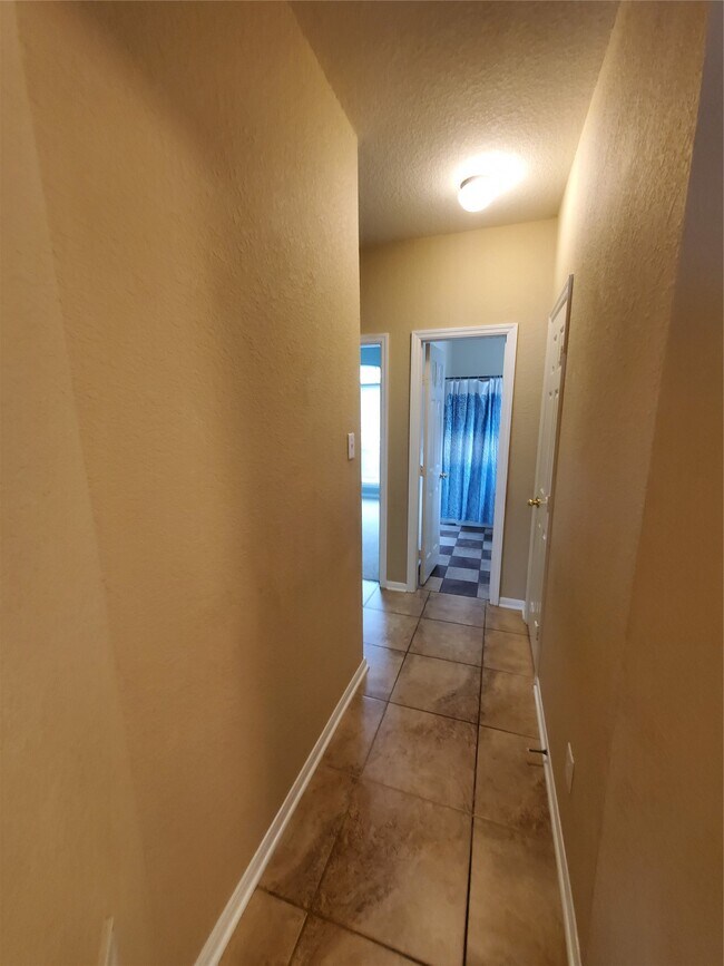 Building Photo - 2715 Falling Forest Ct