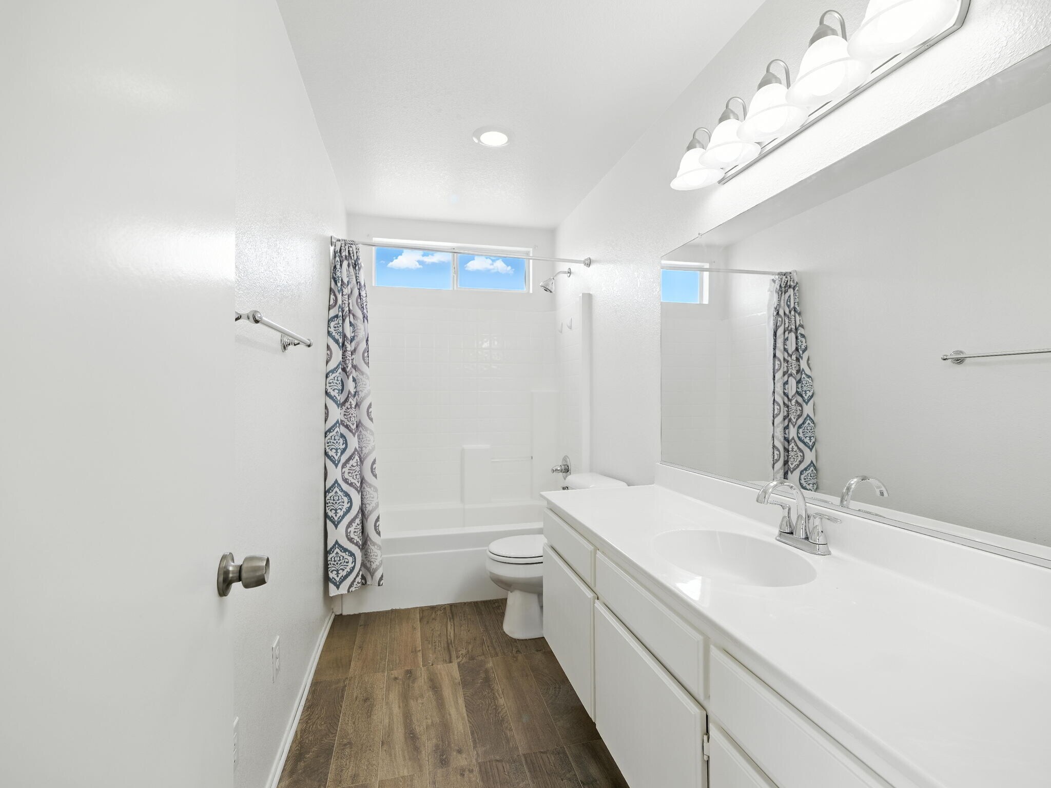 Building Photo - 44131 Sunmist Ct