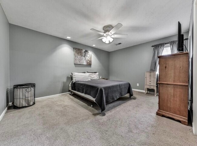 Building Photo - 4925 Farmstead Ct NE