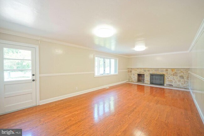 Building Photo - 701 Crestbrook Ave