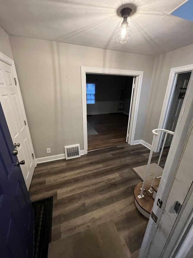 Building Photo - 1910 Hst W 10th St