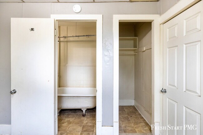 Building Photo - Comfortable Ground-Floor Living with Moder...