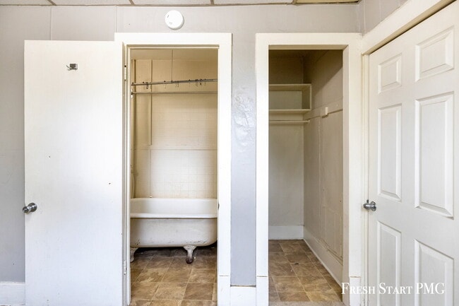 Building Photo - Comfortable Ground-Floor Living with Modern Convenience