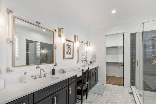 Building Photo - 5 Bedroom Home with Luxury Finishes in West End