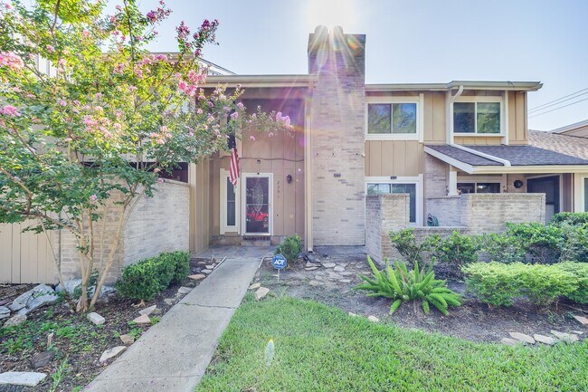 Building Photo - 2391 Crescent Park Dr