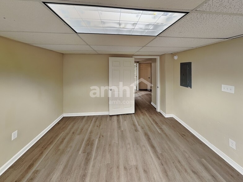 Building Photo - 3750 Suffolk Cir