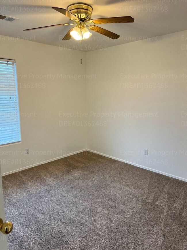 Building Photo - Stunning 4-bedroom, 3 bathroom home located in the westside of Bakersfield this  spacious house o...