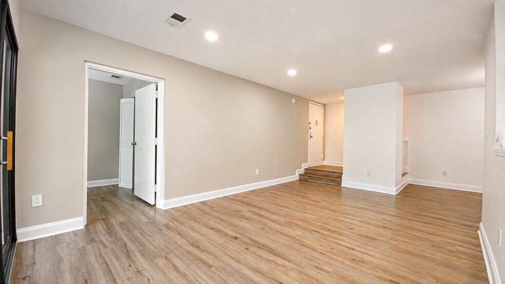 Building Photo - 11252 Chestnut Grove Sq