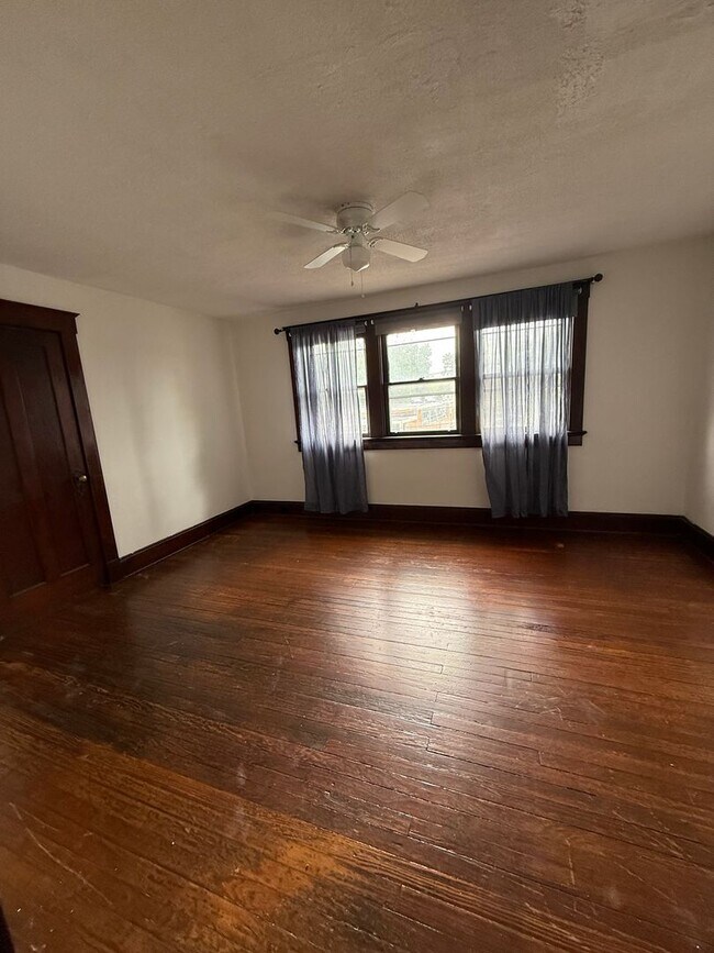 Building Photo - Spacious 3-bed 2-full bath available now