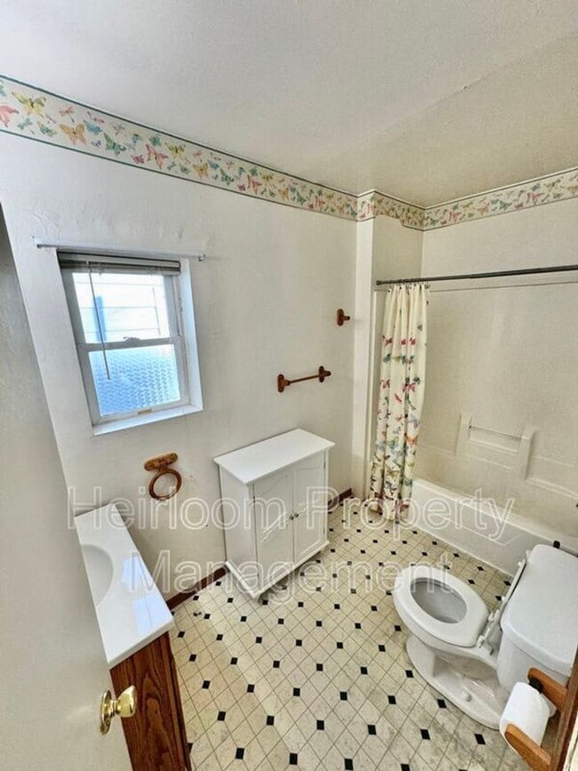 Building Photo - AVAILABLE AUGUST 1st   - 2 Bed 1 Bath Located In Superior WI w/ Bonus Space