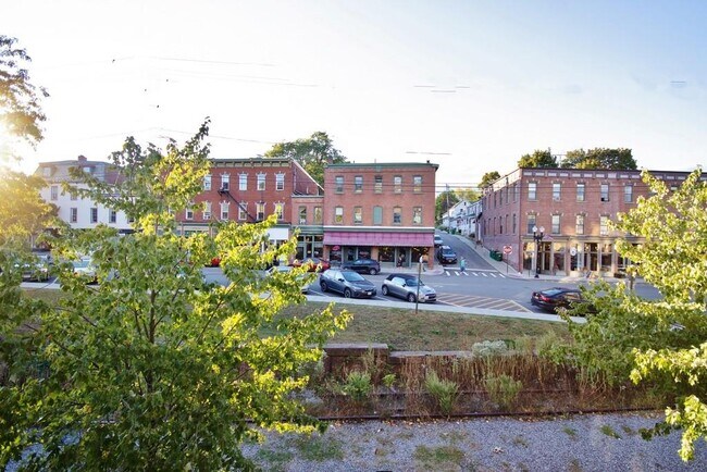 Building Photo - 1 E Main St