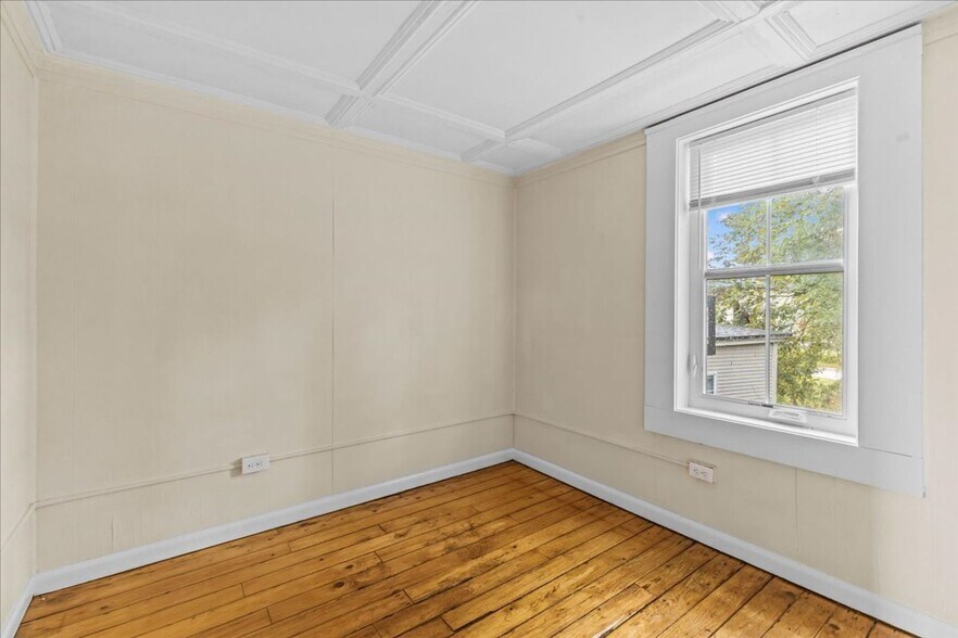 Building Photo - 47 Willow St