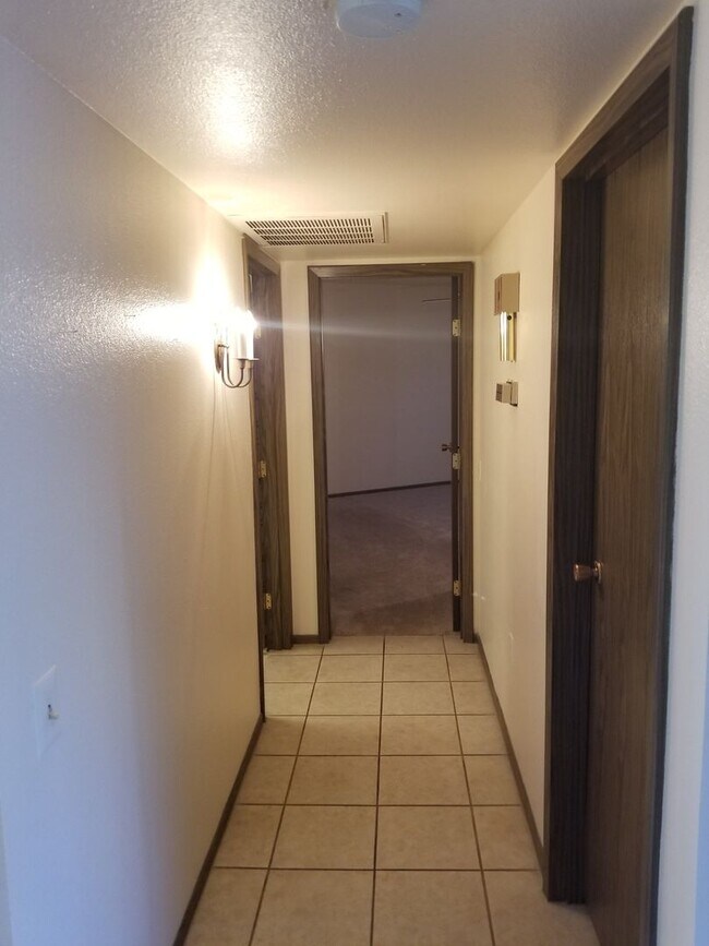 Building Photo - Spacious 2 bedroom 2 bath Condo