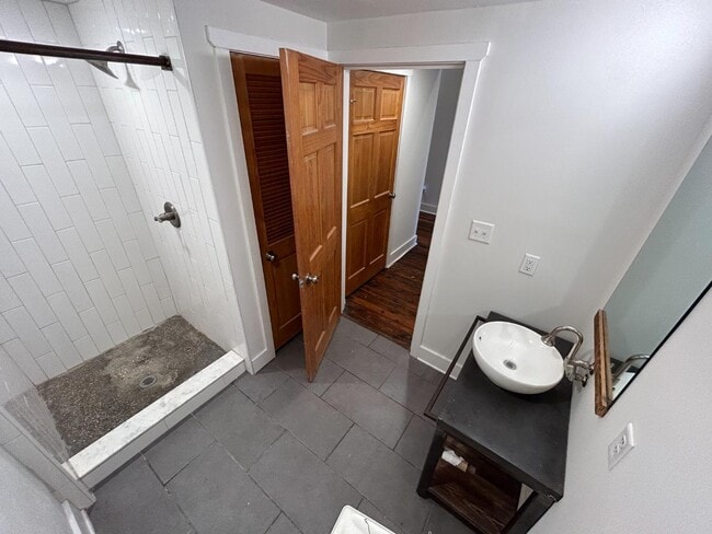 Building Photo - 404 N Sycamore St