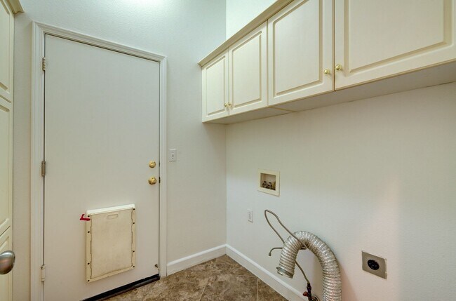 Building Photo - 5508 W Bluff Ave