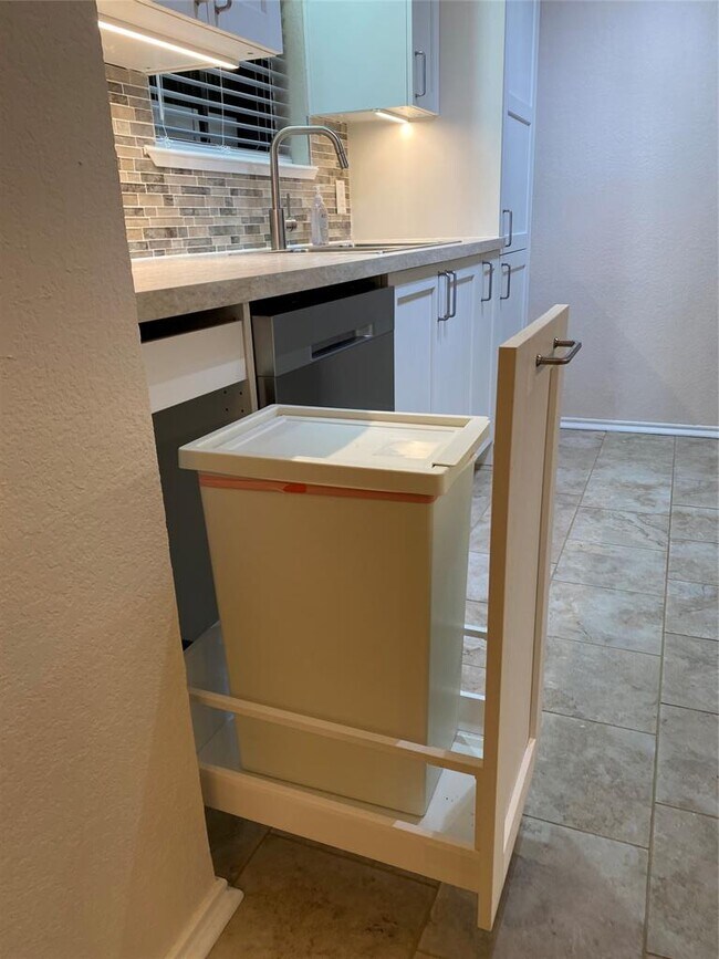 Building Photo - 1202 Thorpe Ln