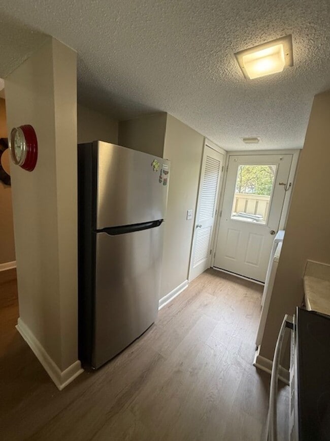 Building Photo - 2 Bedroom / 2 Bathroom @ Surf Court