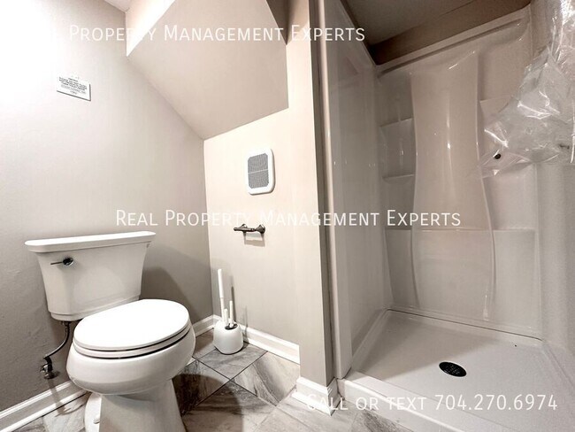 Building Photo - 3311 Tyrone Dr