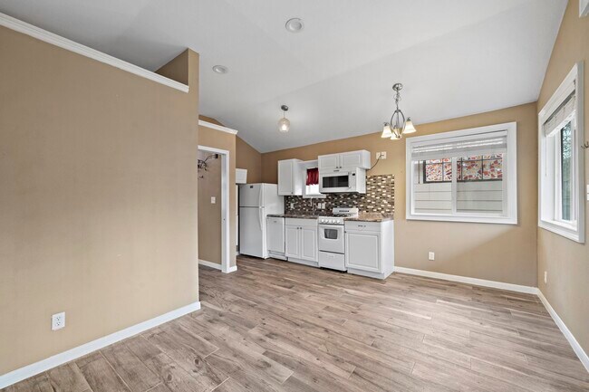 Building Photo - 6302 Hickorycrest Dr