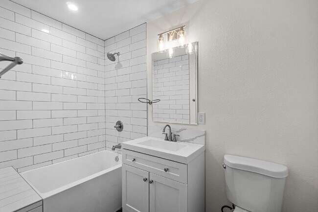 Building Photo - Up to $1400 off 1st month!! Vista - 3 bed/...