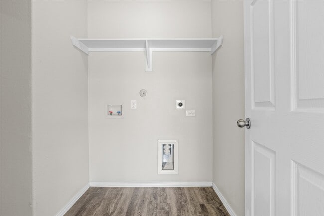 Building Photo - 627-627 E Fairway Lake Dr