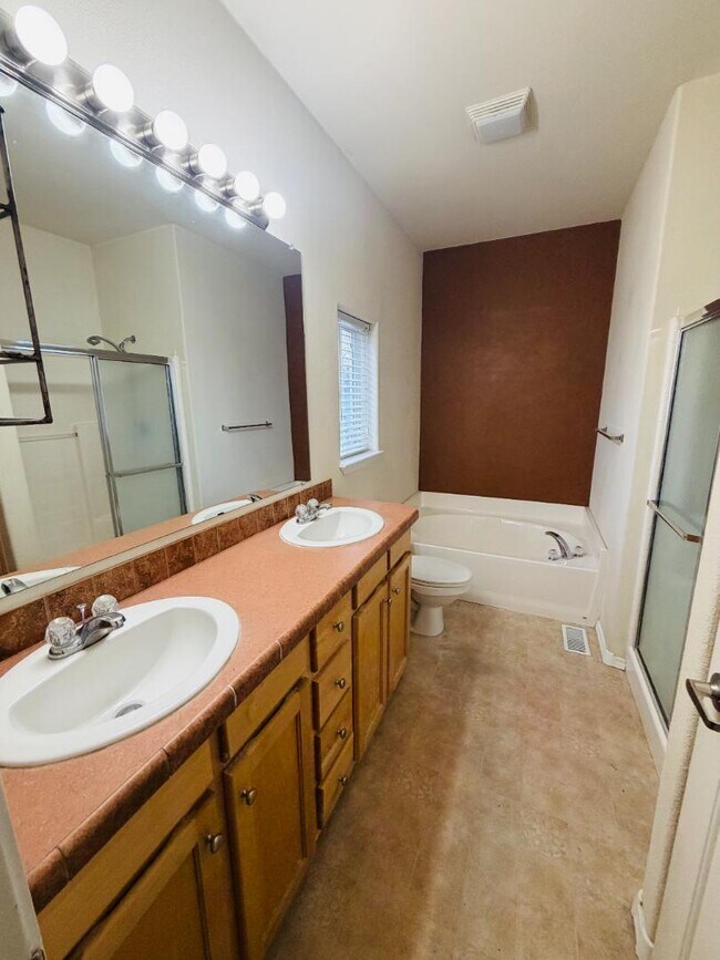 Building Photo - 558 N Tam Rim Dr