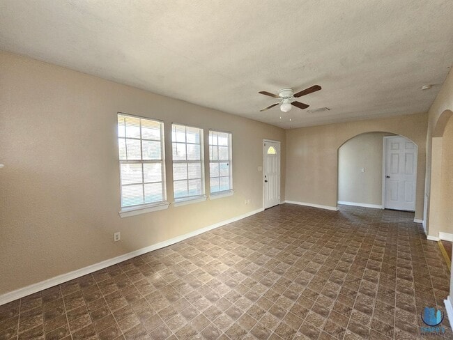 Building Photo - Beautiful 3 Bed | 2 Bath HOME on a DOUBLE LOT located in central Lakeland for rent and available ...