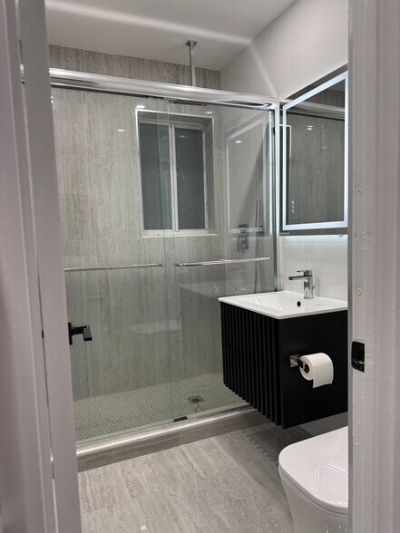 Building Photo - 125 NE 30th Ct