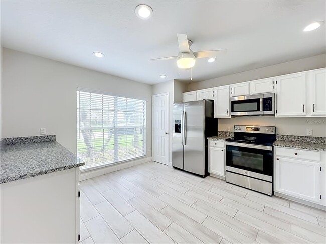 Building Photo - 900 W Charing Cross Cir